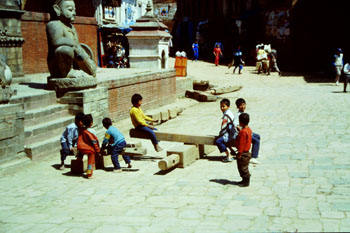 Kinder spielen am Nyatapola-Tempel in Bhaktapur