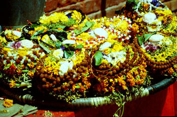 >Blumenschmuck für die Bestattungen in Pashupatinath